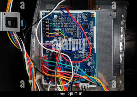Steuerplatine des Ofenkreises. HLK-Wartungs-, Reparatur-, Service- und Installationskonzept. Stockfoto