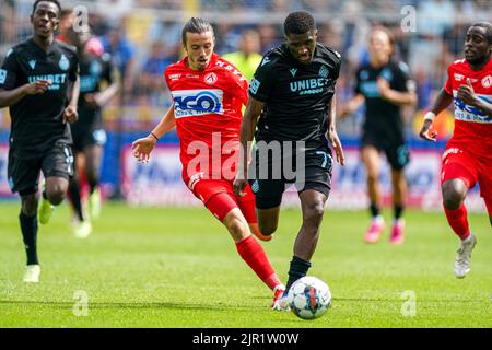 BRUGGES, BELGIEN - 21. AUGUST: Youssef Challouk von KV Kortrijk, Clinton Mata vom Club Brugge KV während des Jupiler Pro League-Spiels zwischen Club Brugge KV und KV Kortrijk am 21. August 2022 im Jan Breydelstadion in Brugges, Belgien (Foto: Joris Verwijst/Orange Picles) Stockfoto