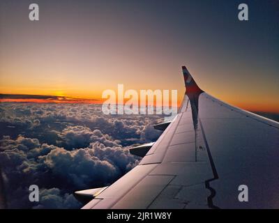 Fotos, die während des Sonnenaufgangs vom Flugzeug aufgenommen wurden Stockfoto