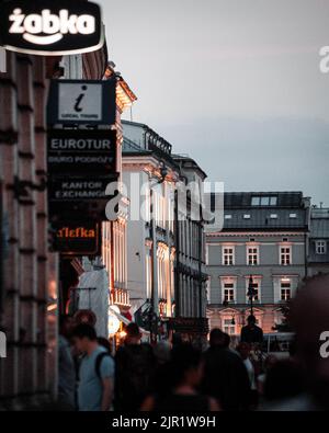 Belebte Nachtstraße in Krakau beleuchtete Gebäude Stockfoto