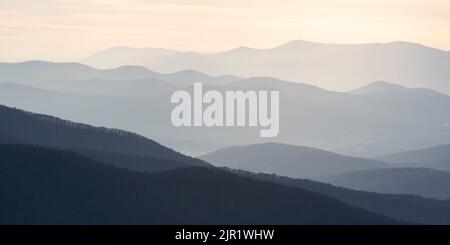 Klassische Ansicht der vielen Schichten der Appalachian Blue Ridge Mountains vom Shenandoah National Park in Virginia, USA. Stockfoto