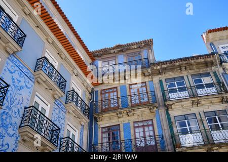 Typische Azulejos, oder handbemalte Keramikfliesen, und Balkone von traditionellen Porto Gebäuden und Residenzen im Stadtzentrum. Nordportugal Stockfoto