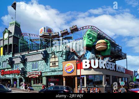 Niagara Falls, Kanada - 13. August 2022: Das Haus Frankenstein mit Achterbahnfahrt, Beaver Tails und Burger King auf Clifton Hill, einem Gebiet mit Stockfoto