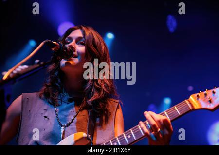 BARCELONA - MAI 14: Larkin Poe (Blues-Rock-Band) treten am 14. Mai 2022 auf der Bühne des Apolo in Barcelona, Spanien, auf. Stockfoto