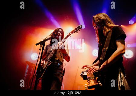 BARCELONA - MAI 14: Larkin Poe (Blues-Rock-Band) treten am 14. Mai 2022 auf der Bühne des Apolo in Barcelona, Spanien, auf. Stockfoto