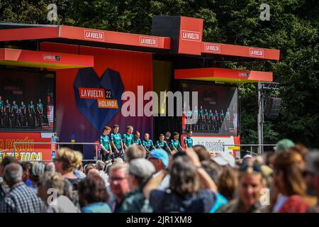 Breda, Niederlande, Sonntag, 21. August 2022. Equipo Kern Pharma am Start der Etappe 3 der Ausgabe 2022 der „Vuelta a Espana“, Rundfahrt durch Spanien, 193,5 km von Breda nach Breda in den Niederlanden, Sonntag, 21. August 2022. BELGA FOTO LUC CLAESSEN Stockfoto