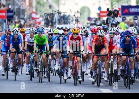 München, 21. August 2022. Die Italienerin Elisa Balsamo und die Belgierin Sanne Cant können am Sonntag, den 21. August 2022, beim Straßenradrennen der Frauen im Rahmen der Europameisterschaft München 2022 in München in Aktion gezeigt werden. Die zweite Ausgabe der Sporteuropameisterschaften findet vom 11. Bis 22. August statt und umfasst neun Sportarten. BELGA FOTO ERIC LALMAND Stockfoto