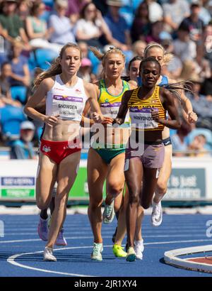 Die Engländerin Katie Snowden und die Ugandaerin Winnie Nanyondo treten bei den Commonwealth Games im Alexander Stadium, Birmingham, bei den Damen-1500m-Läufen an Stockfoto