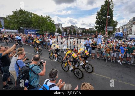 Breda, Niederlande, Sonntag, 21. August 2022. US' Sepp Kuss von Jumbo-Visma und der Niederländer Robert Gesink von Jumbo-Visma in Aktion während der Etappe 3 der Ausgabe 2022 der 'Vuelta a Espana', Tour of Spain Radrennen, 193,5 km von Breda nach Breda in den Niederlanden, Sonntag, 21. August 2022. BELGA FOTO LUC CLAESSEN Stockfoto