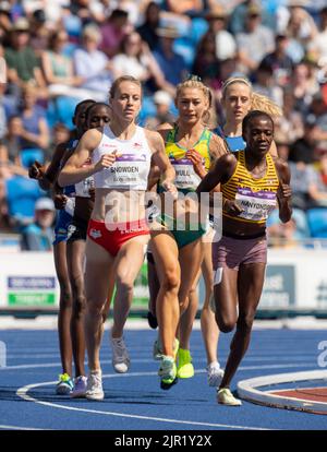 Die Engländerin Katie Snowden und die Ugandaerin Winnie Nanyondo treten bei den Commonwealth Games im Alexander Stadium, Birmingham, bei den Damen-1500m-Läufen an Stockfoto