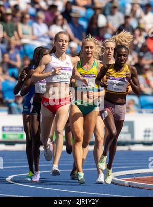 Die Engländerin Katie Snowden und die Ugandaerin Winnie Nanyondo treten bei den Commonwealth Games im Alexander Stadium, Birmingham, bei den Damen-1500m-Läufen an Stockfoto