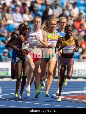 Die Engländerin Katie Snowden und die Ugandaerin Winnie Nanyondo treten bei den Commonwealth Games im Alexander Stadium, Birmingham, bei den Damen-1500m-Läufen an Stockfoto