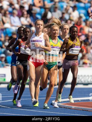 Die Engländerin Katie Snowden und die Ugandaerin Winnie Nanyondo treten bei den Commonwealth Games im Alexander Stadium, Birmingham, bei den Damen-1500m-Läufen an Stockfoto