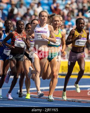 Die Engländerin Katie Snowden und die Ugandaerin Winnie Nanyondo treten bei den Commonwealth Games im Alexander Stadium, Birmingham, bei den Damen-1500m-Läufen an Stockfoto