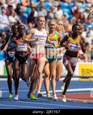 Die Engländerin Katie Snowden und die Ugandaerin Winnie Nanyondo treten bei den Commonwealth Games im Alexander Stadium, Birmingham, bei den Damen-1500m-Läufen an Stockfoto