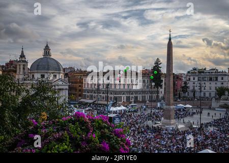 Platz für politische Kundgebung in Rom (Italien) überfüllt. Organisiert von der italienischen rechten Partei Fratelli di Italia unter der Führung von Giorgia Meloni. Stockfoto