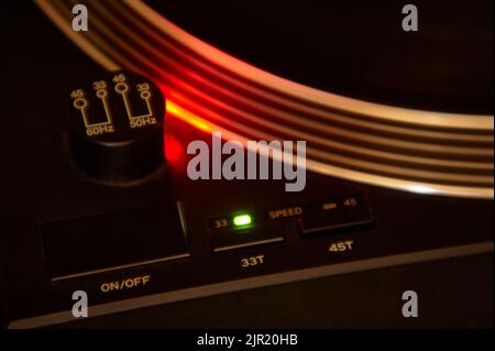 Schaltet ein und aus und Drehzahl eines alten Plattenspieler für Vintage DJ. Stockfoto