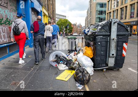 Edinburgh, Schottland, Großbritannien, 21.. August 2022. Mülleimer überlaufen während des Binmen-Streiks: Am 4. Tag des Streiks häufen sich Müll in den Straßen der Innenstadt und verursachen ein Sehenwicht, während die Menschen vorbeigehen. Kredit: Sally Anderson/Alamy Live Nachrichten Stockfoto