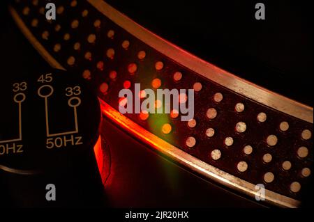 Detail der Platte eines Vintage DJ-Plattenspieler mit Blitzlicht auf die für die Bewertung der Zeit bis der Spur eingestellt. Flache noch. Stockfoto
