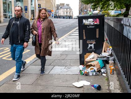 Edinburgh, Schottland, Großbritannien, 21.. August 2022. Mülleimer überlaufen während des Binmen-Streiks: Am 4. Tag des Streiks häufen sich Müll in den Straßen der Innenstadt und verursachen ein Sehenwicht, während die Menschen vorbeigehen. Kredit: Sally Anderson/Alamy Live Nachrichten Stockfoto