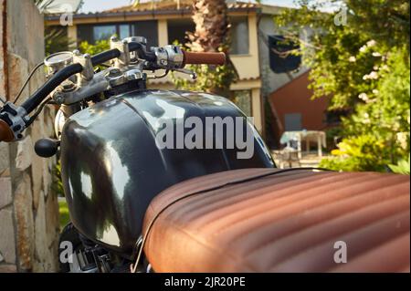 Aus erster Hand die Fahrposition eines Oldtimer-Motorrads, das von Zeit und zahlreichen Reisen abgestreift und getragen wurde. Stockfoto