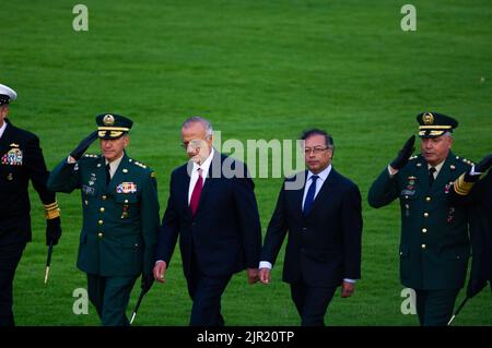 Der kolumbianische Verteidigungsminister Ivan Velasquez (Mitte links) und der kolumbianische Präsident Gustavo Petro (Mitte rechts) während der Vereidigung von Colo Stockfoto