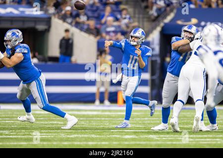 20. August 2022: Detroit Lions Quarterback David Blough (10) spielt den Ball während der NFL-Vorsaison zwischen den Detroit Lions und den Indianapolis Colts im Lucas Oil Stadium in Indianapolis, Indiana. Detroit besiegte Indianapolis 27-26. John Mersits/CSM. Stockfoto