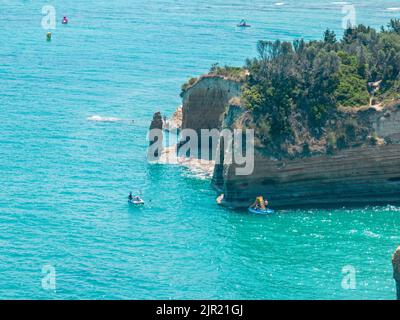 Luftaufnahme des Vorgebirges von Sidari im nördlichen Teil der Insel Korfu, Griechenland. Canal D'Amour Cliffs. Badegäste auf den Felsen Stockfoto