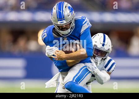 20. August 2022: Detroit Lions Quarterback David Blough (10) läuft mit dem Ball während der NFL-Vorsaison zwischen den Detroit Lions und den Indianapolis Colts im Lucas Oil Stadium in Indianapolis, Indiana. Detroit besiegte Indianapolis 27-26. John Mersits/CSM. Stockfoto