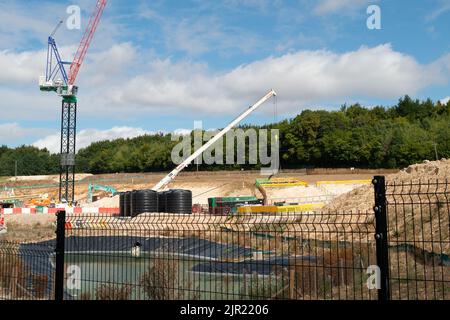 Little Missenden, Buckinghamshire, Großbritannien. 19.. August 2022. Die HS2 Little Missenden Ventilation Shaft Baustelle vor der A413 in Buckinghamshire. Die Tunnelbohrmaschine, die den Eisenbahntunnel unter den Chilterns baut, wird voraussichtlich im August 2023 das Gelände erreichen. Das viel kritisierte High Speed Rail-Projekt bleibt weit über dem Budget. Quelle: Maureen McLean/Alamy Stockfoto