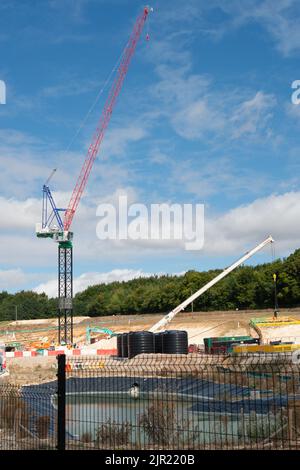 Little Missenden, Buckinghamshire, Großbritannien. 19.. August 2022. Die HS2 Little Missenden Ventilation Shaft Baustelle vor der A413 in Buckinghamshire. Die Tunnelbohrmaschine, die den Eisenbahntunnel unter den Chilterns baut, wird voraussichtlich im August 2023 das Gelände erreichen. Das viel kritisierte High Speed Rail-Projekt bleibt weit über dem Budget. Quelle: Maureen McLean/Alamy Stockfoto