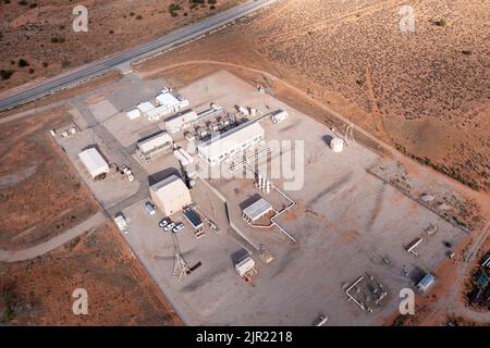 Luftaufnahme einer Kompressorstation für eine Hochdruck-Erdgasleitung in Utah. Stockfoto