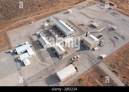 Luftaufnahme einer Kompressorstation für eine Hochdruck-Erdgasleitung in Utah. Stockfoto