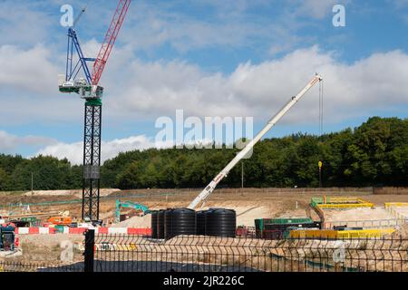 Little Missenden, Buckinghamshire, Großbritannien. 19.. August 2022. Die HS2 Little Missenden Ventilation Shaft Baustelle vor der A413 in Buckinghamshire. Die Tunnelbohrmaschine, die den Eisenbahntunnel unter den Chilterns baut, wird voraussichtlich im August 2023 das Gelände erreichen. Das viel kritisierte High Speed Rail-Projekt bleibt weit über dem Budget. Quelle: Maureen McLean/Alamy Stockfoto