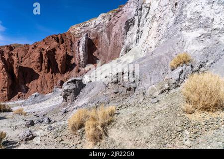 Erodierte geologische Formationen im Valle del Arcoiris oder im Rainbow Valley in der Nähe von San Pedro de Atacama, Chile. Stockfoto