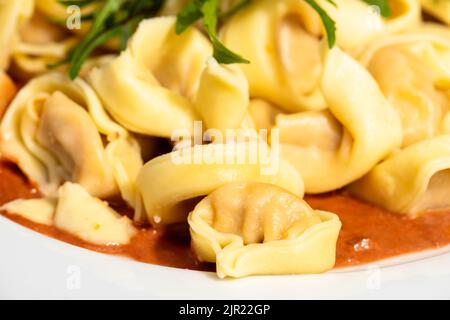 Übersicht über Tortellini Pasta auf einem weißen Teller Stockfoto