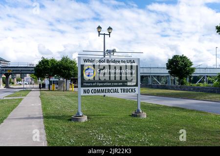 Niagara Falls, Ontario, Kanada - Juli 10 2021: Zeichen der Whirlpool-Stromschnellen-Brücke in die USA (nur NEXUS) Stockfoto