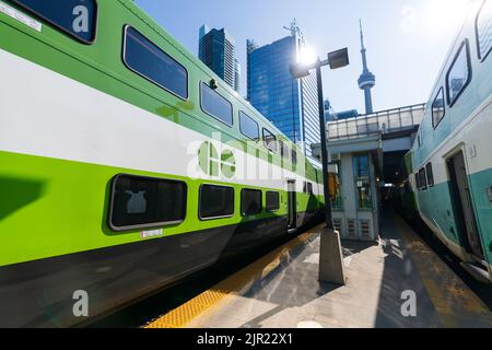 Toronto, ON, Kanada - Juli 10 2021 : GO Transit Go Train Ankunft am Union Station-Bahnsteig. Stockfoto