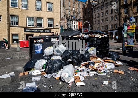 Im Grassmarket sind aufgrund von Arbeitskampfmaßnahmen der Mitarbeiter des stadtrats von Edinburgh Abfalleimer überlaufen. Edinburgh, Schottland, Großbritannien. Stockfoto