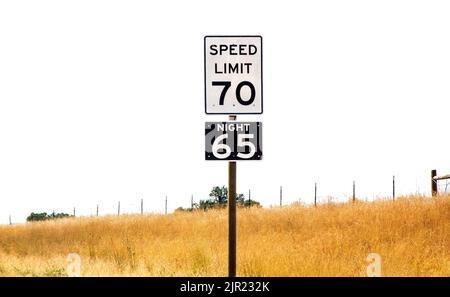 Tag- und Nachtbeschilderungen für Geschwindigkeitsbegrenzungen entlang einer Landstraße in Montana, USA Stockfoto