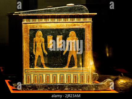 Ägypten, Kairo, Ägyptisches Museum, aus dem Grab von Yuya und Thuya in Luxor : Canopic Box von Yuya, mit den 4 Canopic Vasen. Die Box ist auf Schlitten. Stockfoto