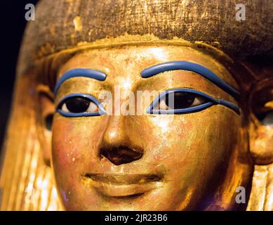 Ägypten, Kairo, Ägyptisches Museum, aus dem Grab von Yuya und Thuya in Luxor : vergoldete Maske von Thuya. Stockfoto