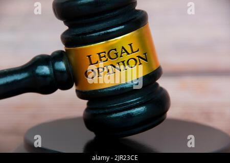 Text der Rechtsgutachten auf Rechtsanwalt-Gavel mit unscharfem Holzhintergrund eingraviert. Rechtskonzept und Rechtskonzept. Stockfoto