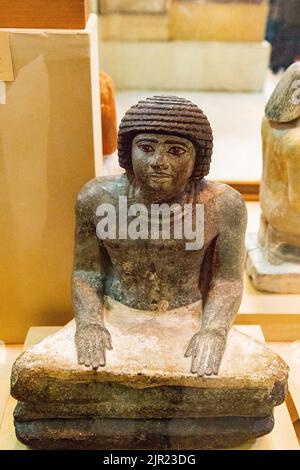 Kairo, Ägyptisches Museum, Statuette des Schreibers Nimaatsed hockend, grauer Granit, aus Saqqara. Stockfoto