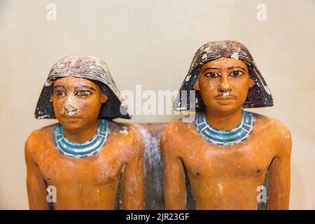 Kairo, Ägyptisches Museum, Doppelstatue von Nimaatsed, einem Priester der Dynastie von 5.. Stockfoto
