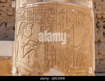 Ägypten, Saqqara, Grab des Horemheb, Reliefs auf Säulen im zweiten Hof : Horemheb Praying Atum und Nefertum (nicht sichtbar). Stockfoto