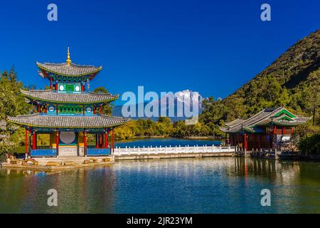 In der Nähe der Altstadt von Lijiang befindet sich der Jade Sprng Park mit dem Jadedrachen-Schneeberg, dem Mond mit Pagode, der Suocui-Brücke und dem Schwarzen Drachenteich in Yunnan... Stockfoto