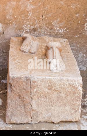 Ägypten, Saqqara, Grab des Horemheb, Statue Raum, Sockel der Statue, Nur noch Füße. Stockfoto
