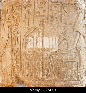 Ägypten, Saqqara, Grab des Horemheb, Reliefs auf Säulen im zweiten Hof : Horemheb (links) Praying Atum. Stockfoto