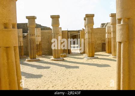 Ägypten, Saqqara, New Kingdom Grab von Horemheb, Spalten im zweiten Gericht. Stockfoto